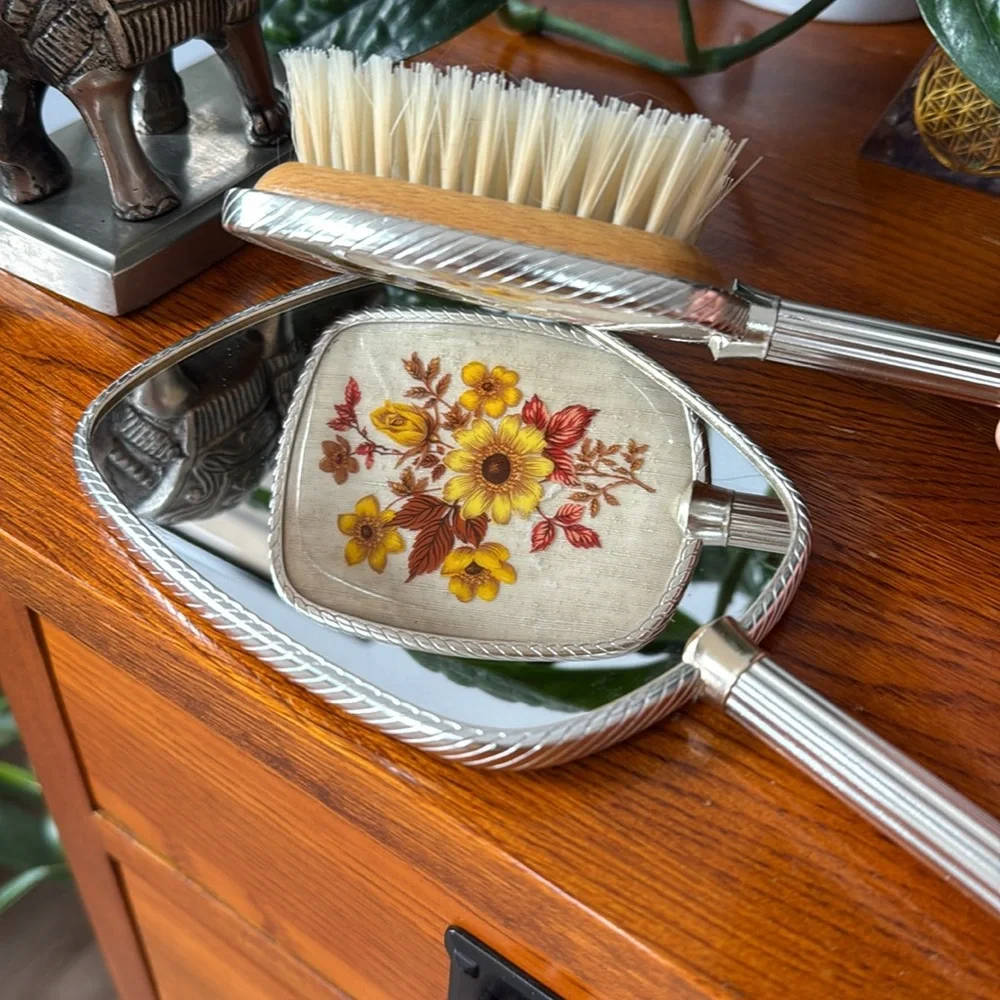 Vintage ✨ Antique Hairbrush and mirror with c1950s flower design.